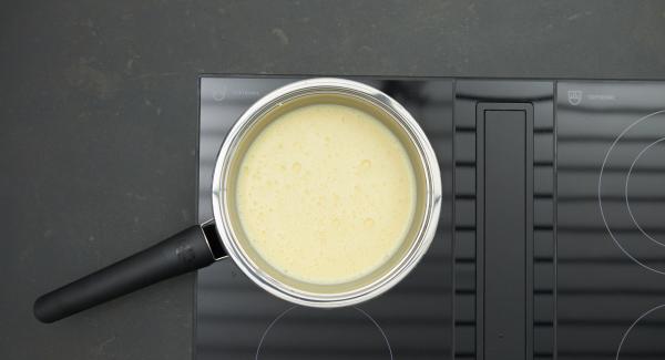 Mezclar la yema de huevo con el azúcar en la Sauteuse. Añadir la crema y la leche. Colocar la olla en el fuego a temperatura media y remover vigorosamente con un batidor hasta que esté espeso y cremoso. No dejar que la mezcla hierva.