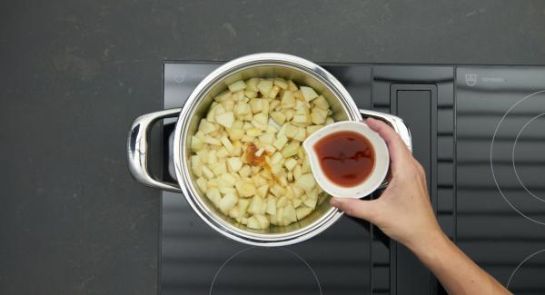 Añadir la manzana, la pera y la guindilla, desglasar con Calvados o ron y dejar evaporar. Agregar el vino y el zumo de manzana, hervir todo hasta que esté cremoso. Retirar la guindilla al final.