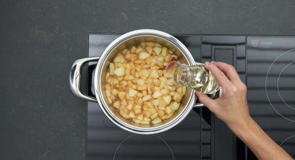 Añadir la manzana, la pera y la guindilla, desglasar con Calvados o ron y dejar evaporar. Agregar el vino y el zumo de manzana, hervir todo hasta que esté cremoso. Retirar la guindilla al final.