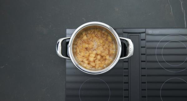 Añadir la manzana, la pera y la guindilla, desglasar con Calvados o ron y dejar evaporar. Agregar el vino y el zumo de manzana, hervir todo hasta que esté cremoso. Retirar la guindilla al final.