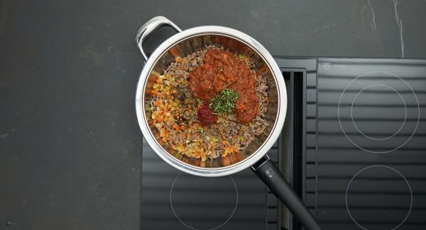 Añadir las verduras trituradas y saltear con el tomate concentrado y la salsa de tomate,  el romero y el caldo de verduras, remover y sazonar.