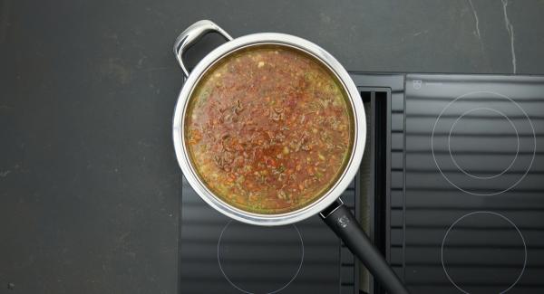 Añadir las verduras trituradas y saltear con el tomate concentrado y la salsa de tomate,  el romero y el caldo de verduras, remover y sazonar.