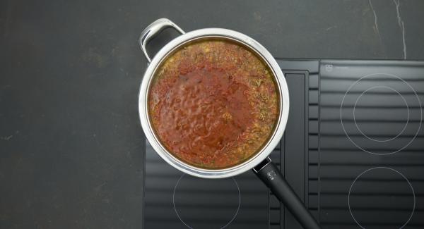 Colocar los nidos uno al lado del otro en la salsa y tapar de nuevo. Encender el fuego a temperatura máxima, calentar la sartén hasta la ventana de “zanahoria”, bajar temperatura y cocinar 7 minutos con el Avisador (Audiotherm) (seguir las instrucciones de tiempo del envase). Girar de vez en cuando.