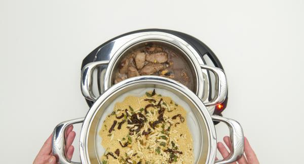 Introducir el Accesorio Super-Vapor con el cuscus en la olla. Verter unos 100 ml. de agua sobre el cucús.