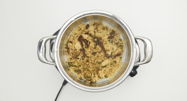 Sazonar el plato de cordero al final de la cocción y servirlo con el cuscús.