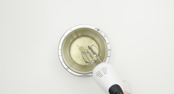 Separar las claras de las yemas. Batir las claras con sal hasta que estén duras. Mezclar la yema de huevo, el azúcar de vainilla y la crema agria.
