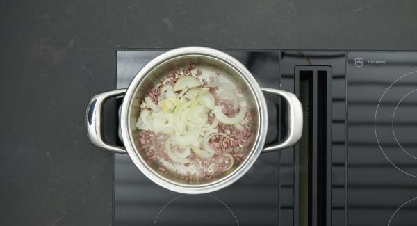 Cuando el Avisador (Audiotherm) emita un pitido al llegar a la ventana de “chuleta”, bajar la temperatura y freír los dados de bacon. Añadir las cebollas y sofreír  brevemente. Añadir los pepinos y sazonar con sal y pimienta.