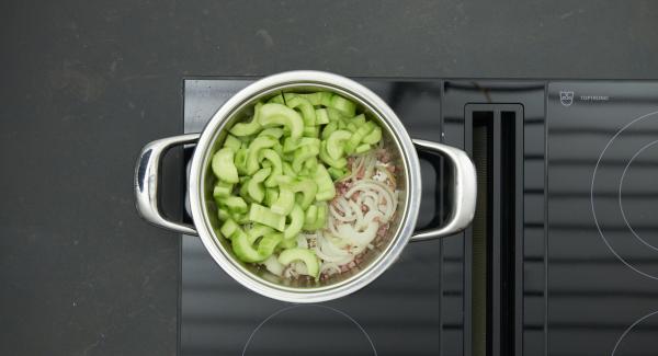 Cuando el Avisador (Audiotherm) emita un pitido al llegar a la ventana de “chuleta”, bajar la temperatura y freír los dados de bacon. Añadir las cebollas y sofreír  brevemente. Añadir los pepinos y sazonar con sal y pimienta.