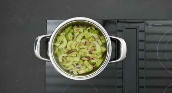 Añadir la crema agria, el eneldo y los dado de tomate. Remover bien y sazonar al gusto con sal, pimienta y vinagre de vino blanco.