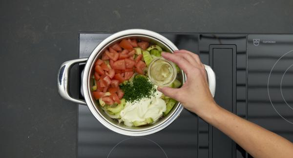 Añadir la crema agria, el eneldo y los dado de tomate. Remover bien y sazonar al gusto con sal, pimienta y vinagre de vino blanco.