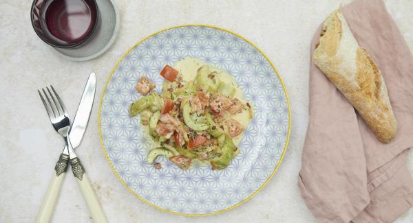 Añadir la crema agria, el eneldo y los dado de tomate. Remover bien y sazonar al gusto con sal, pimienta y vinagre de vino blanco.