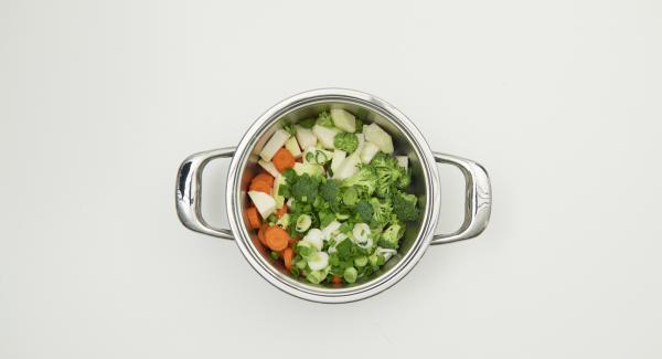 Limpiar las verduras, cortarlas en trozos iguales y ponerlas en la olla mojadas. Cortar las cebolletas y añadirlas.