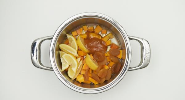 Limpiar y cortar la calabaza en dados, partir el limón a la mitad y dividirlo en 4 porciones cada una. Colocar en una olla con el resto de los ingredientes.