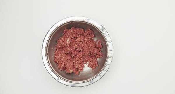 Para el pastel de carne, Desmigar el pan y sumergirlo en agua. Pelar y picar la cebolla finamente. En un bol colocar la carne picada y añadir el pan exprimido, la cebolla, el huevo y las especias. Amasar hasta que todos los ingredientes esten bien mezclados.