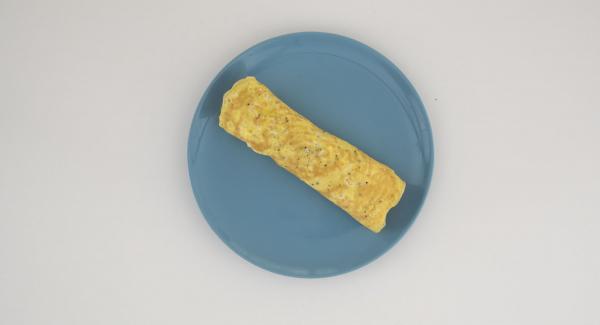 Envolver la tortilla para formar un rollo. Por último, cortar en rodajas y servir.