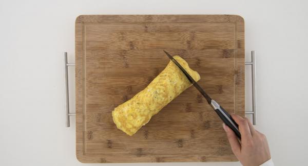 Envolver la tortilla para formar un rollo. Por último, cortar en rodajas y servir.