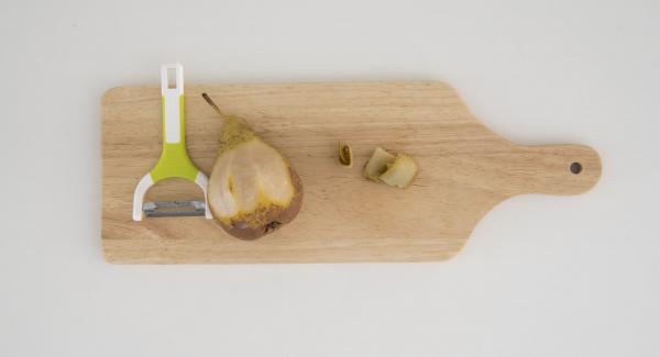 Pelar las peras y quitarles el corazón. Cortarlas en trozos y picar con ayuda del Quick Cut. Añadir las peras a la mezcla de requesón y mezclar bien.