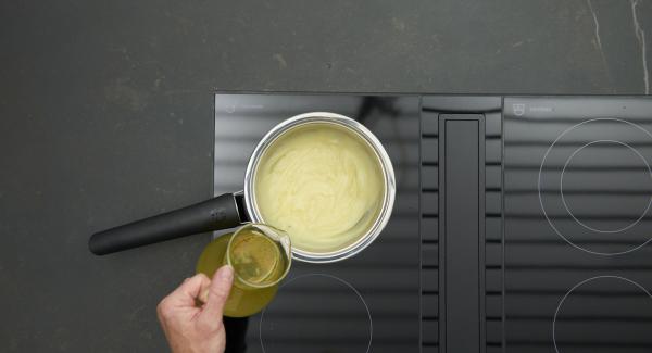 Poner la mantequilla en la Sautese y  colocar en el fuego a temperatura máxima.  En cuanto la mantequilla empiece a hacer espuma, bajar la temperatura al mínimo, añadir la harina y dorar removiendo con un batidor. Desglasar con vino, añadir gradualmente el caldo y cocinar a fuego lento durante unos 8 minutos, revolviendo de vez en cuando.