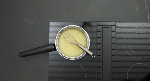Poner la mantequilla en la Sautese y  colocar en el fuego a temperatura máxima.  En cuanto la mantequilla empiece a hacer espuma, bajar la temperatura al mínimo, añadir la harina y dorar removiendo con un batidor. Desglasar con vino, añadir gradualmente el caldo y cocinar a fuego lento durante unos 8 minutos, revolviendo de vez en cuando.