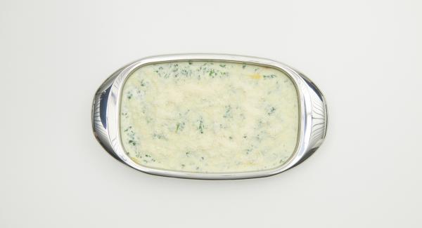 Comenzando por la boloñesa, se coloca todo alternativamente en la lasañera, se termina con la crema de espinacas y finalmente se espolvorea con queso parmesano. Hornear en el horno durante unos 30 minutos hasta que se dore.