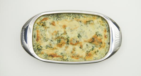 Comenzando por la boloñesa, se coloca todo alternativamente en la lasañera, se termina con la crema de espinacas y finalmente se espolvorea con queso parmesano. Hornear en el horno durante unos 30 minutos hasta que se dore.