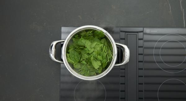 Limpiar las espinacas, pelar la chalota y cortarla en dados. Poner la chalota en una olla y colocarla al fuego a temperatura máxima. Encender el Avisador, colocarlo en el pomo y girar hasta que se muestre el símbolo de “chuleta”. Cuando el Avisador emita un pitido al llegar a la ventana de “chuleta”, bajar la temperatura, rehogar la chalota y añadir las espinacas.