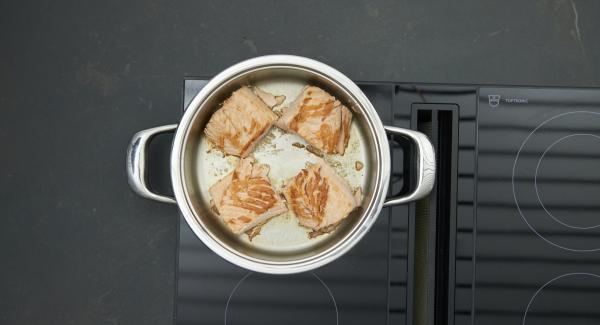 Tapar, ajustar el Avisador y girar hasta alcanzar los 90 °C de temperatura. Dar la vuelta al salmón, apagar el fuego y dejar reposar unos 3 minutos con la tapa puesta.