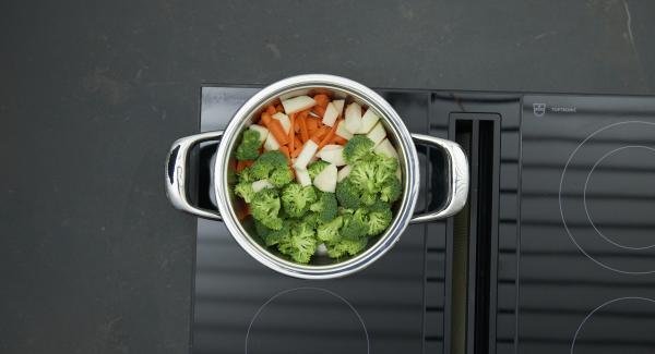 Introducir las verduras cortadas y sin escurrir en la olla . Colocar la olla en el fuego a temperatura máxima. Encender el Avisador  e introducir 8 minutos de tiempo de cocción. Colocarlo en el pomo y girar hasta que aparezca el símbolo de “zanahoria”. Cuando el Avisador emita un pitido al llegar a la ventana “zanahoria”, bajar temperatura y cocinar hasta el final.