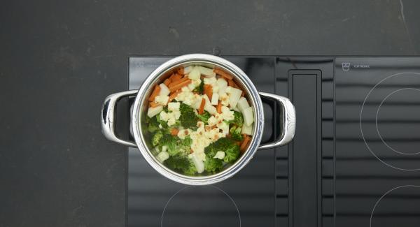 Colocar la olla en una superficie resistente al calor. Colocar el Navigenio en modo de horno (poniéndolo invertido encima de la olla) y ajustar a temperatura alta. Cuando el Navigenio parpadee en rojo/azul, introducir 5 minutos en el Avisador y gratinar. Espolvorear con las máminas de almendra.