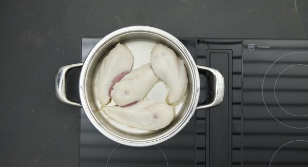 Colocar las pechugas bien secas en la olla, presionar un poco. Tapar y dorar con la ayuda del Avisador hasta alcanzar la tempeatura de los 90º C.