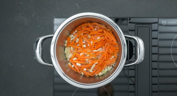 Desglasar con vino de arroz y caldo de pollo, luego agregar la pechuga de pollo. Ajustar el fuego a temperatura máxima y calentar la olla hasta la ventana de “zanahoria” con el Avisador. Cuando el Avisador emita un pitido al llegar a la ventana de “zanahoria”, bajar la temperatura y terminar la cocción durante aprox. 10 minutos.