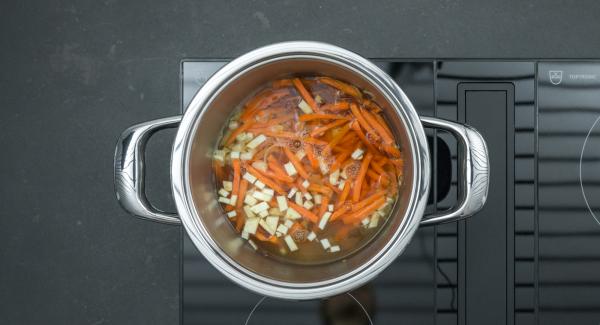 Desglasar con vino de arroz y caldo de pollo, luego agregar la pechuga de pollo. Ajustar el fuego a temperatura máxima y calentar la olla hasta la ventana de “zanahoria” con el Avisador. Cuando el Avisador emita un pitido al llegar a la ventana de “zanahoria”, bajar la temperatura y terminar la cocción durante aprox. 10 minutos.