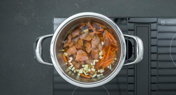 Desglasar con vino de arroz y caldo de pollo, luego agregar la pechuga de pollo. Ajustar el fuego a temperatura máxima y calentar la olla hasta la ventana de “zanahoria” con el Avisador. Cuando el Avisador emita un pitido al llegar a la ventana de “zanahoria”, bajar la temperatura y terminar la cocción durante aprox. 10 minutos.