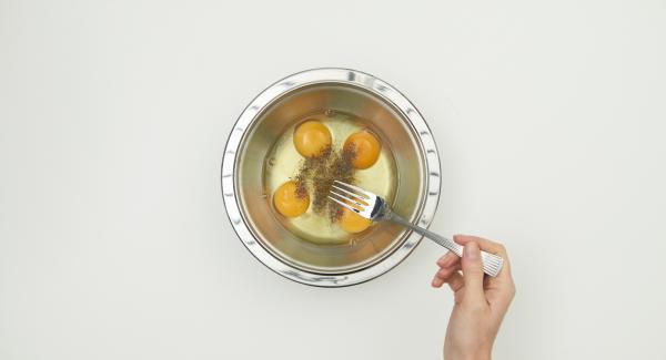 Sazonar los huevos con sal y pimienta y batir con un tenedor.