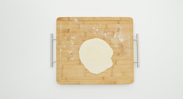 Dividir la masa en 8 porciones y extenderla haciendo una capa fina. Con ayuda del Quick Cut, preparar un relleno de queso de oveja, perejil picado y escamas de chile, ponerlo en un lado de la masa y doblar el otro lado haciendo forma de abanico.