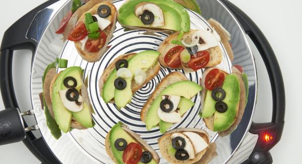 Después de girar el pan, colocar las rebanadas de aguacate sobre las rebanadas de pan frito y servir con cualquier guarnición.