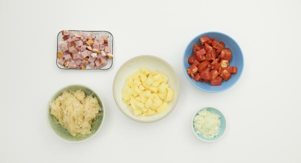 Pelar las patatas y cortarlas en dados pequeños. Limpiar el tomate y cortarlo en trozos. Pelar y picar la cebolla. Cortar la carne en dados.