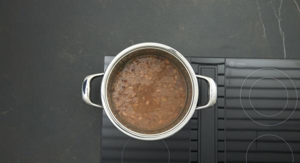 Despresurizar la Tapa Rápida pulsando el botón amarillo y retirar. Añadir los otros ingredientes y el chucrut a las judías- Sazonar con sal y pimienta.