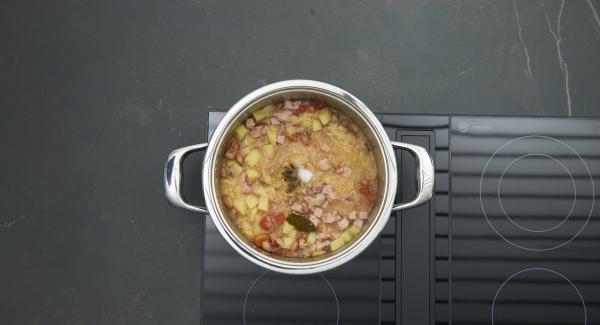 Despresurizar la Tapa Rápida pulsando el botón amarillo. Sazonar al gusto con sal pimienta y azúcar.