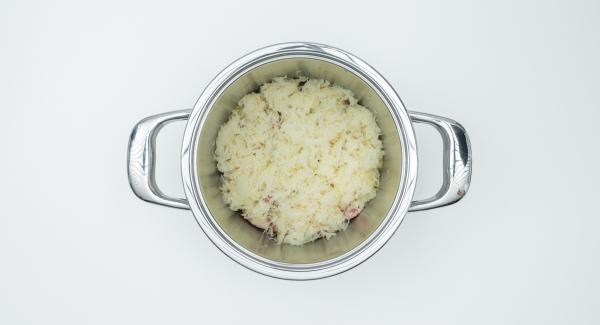 Introducir todos los ingredientes en una olla; el bacon, las salchichas, la cebolla, el chucrut, las setas, el tomate concentrado, la mermelada de ciruela, la ternera, el repollo y por último, el vino tinto.