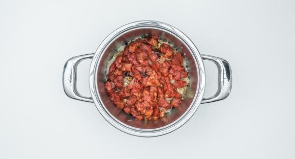 Introducir todos los ingredientes en una olla; el bacon, las salchichas, la cebolla, el chucrut, las setas, el tomate concentrado, la mermelada de ciruela, la ternera, el repollo y por último, el vino tinto.