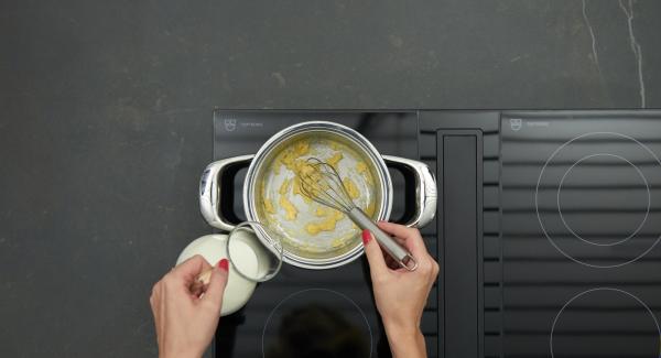 Para la salsa Bechamel, colocar la olla con la mantequilla en el fuego a temperatura máxima. Derretir la mantequilla hasta que las burbujas sean visibles. Bajar temperatura, agregar la harina y rehogar ligeramente sin dejar de remover durante aproximadamente 1 minuto. Gradualmente agregar la leche sin dejar de remover. Cocinar la salsa a fuego lento durante unos 5 minutos. Sazonar al gusto con sal, pimienta.