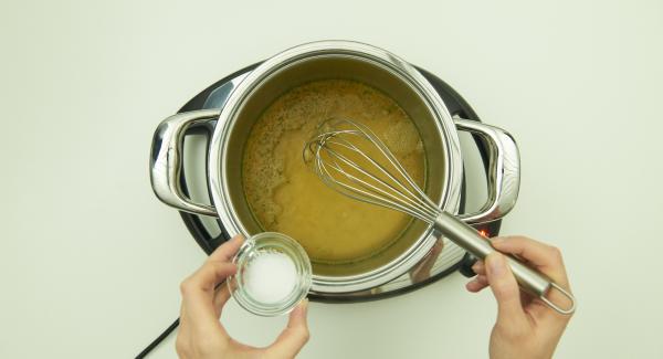 Verter el caldo en la olla y colocar en el Navigenio a temperatura máxima nivel 6. Sazonar con sal, añadir poco a poco la sémola de maíz, batir y llevar a ebullición.