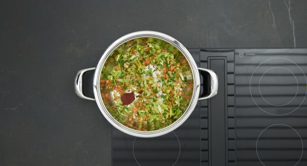 Retirar las albóndigas, freír la cebolla y las verduras picadas. Agregar el tomate concentrado y el caldo. Dejar reducir unos minutos.