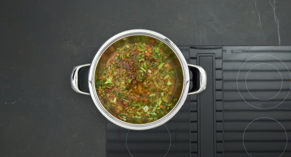 Retirar las albóndigas, freír la cebolla y las verduras picadas. Agregar el tomate concentrado y el caldo. Dejar reducir unos minutos.