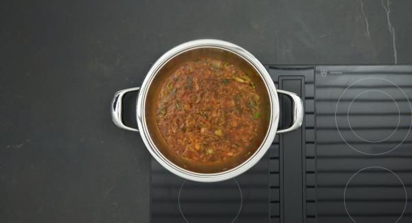 Retirar las albóndigas, freír la cebolla y las verduras picadas. Agregar el tomate concentrado y el caldo. Dejar reducir unos minutos.