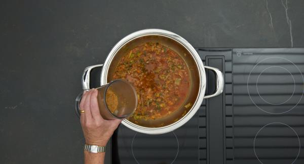 Retirar aproximadamente la mitad de la salsa de verduras, batir hasta obtener un puré y añadir. Sazonar al gusto, incorporar las albóndigas y cocer durante 5 minutos.