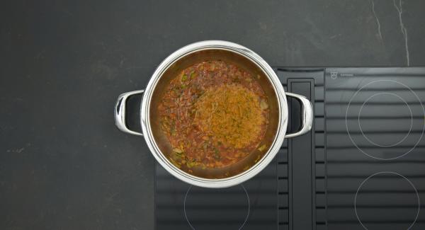 Retirar aproximadamente la mitad de la salsa de verduras, batir hasta obtener un puré y añadir. Sazonar al gusto, incorporar las albóndigas y cocer durante 5 minutos.