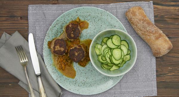 Retirar aproximadamente la mitad de la salsa de verduras, batir hasta obtener un puré y añadir. Sazonar al gusto, incorporar las albóndigas y cocer durante 5 minutos.