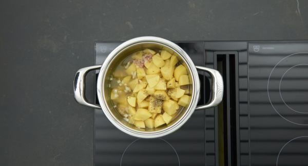 Añadir las patatas, la ajedrea y verter el caldo. Encender el fuego a temperatura máxima, calentar la olla hasta la ventana de “zanahoria”, bajar temperatura y cocinar 10 minutos con el Avisador.